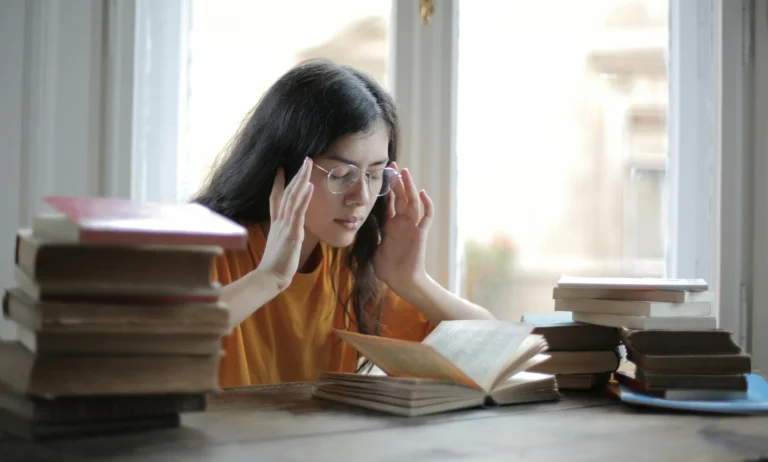 從人際衝突到幻聽與解離：一位大學生的情緒修復歷程
