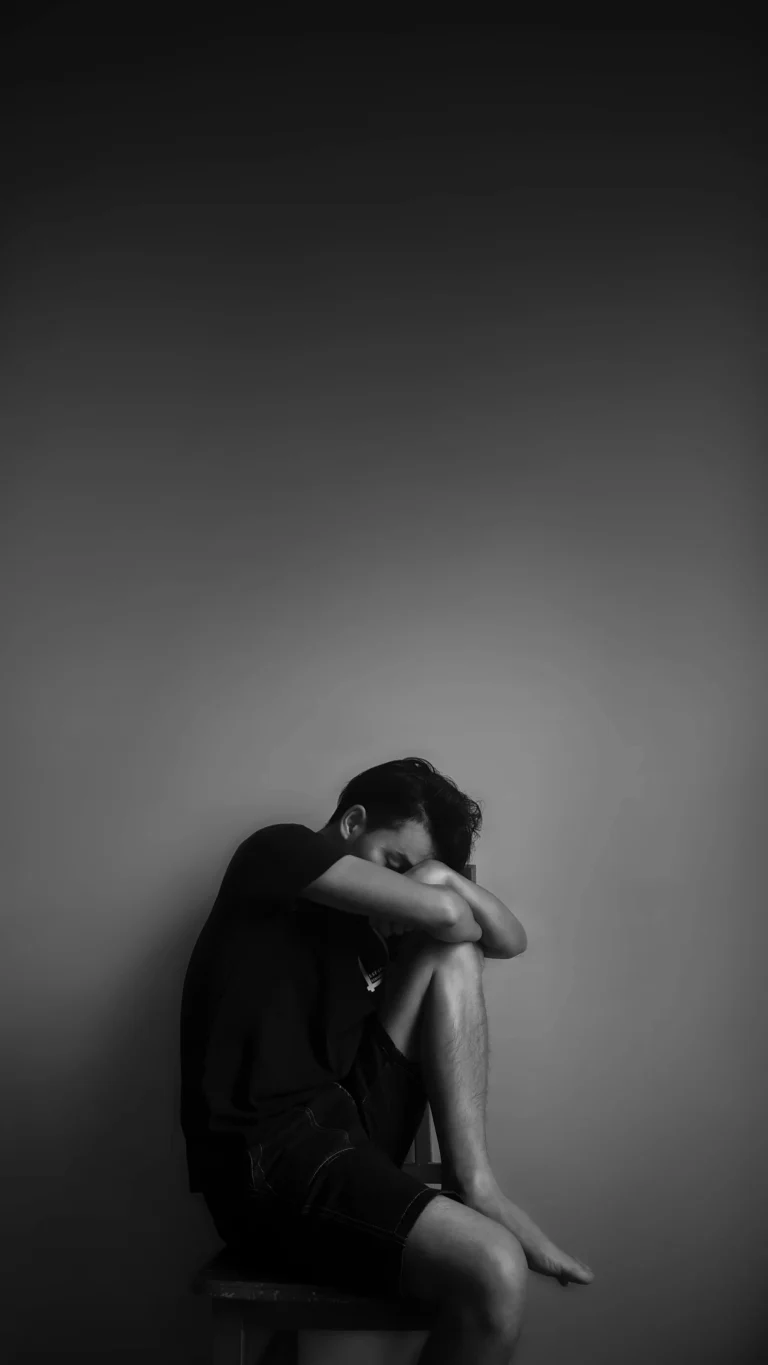 Deep TMS憂鬱症治療案例｜rTMS無效後助25歲幻聽患者重返金融業